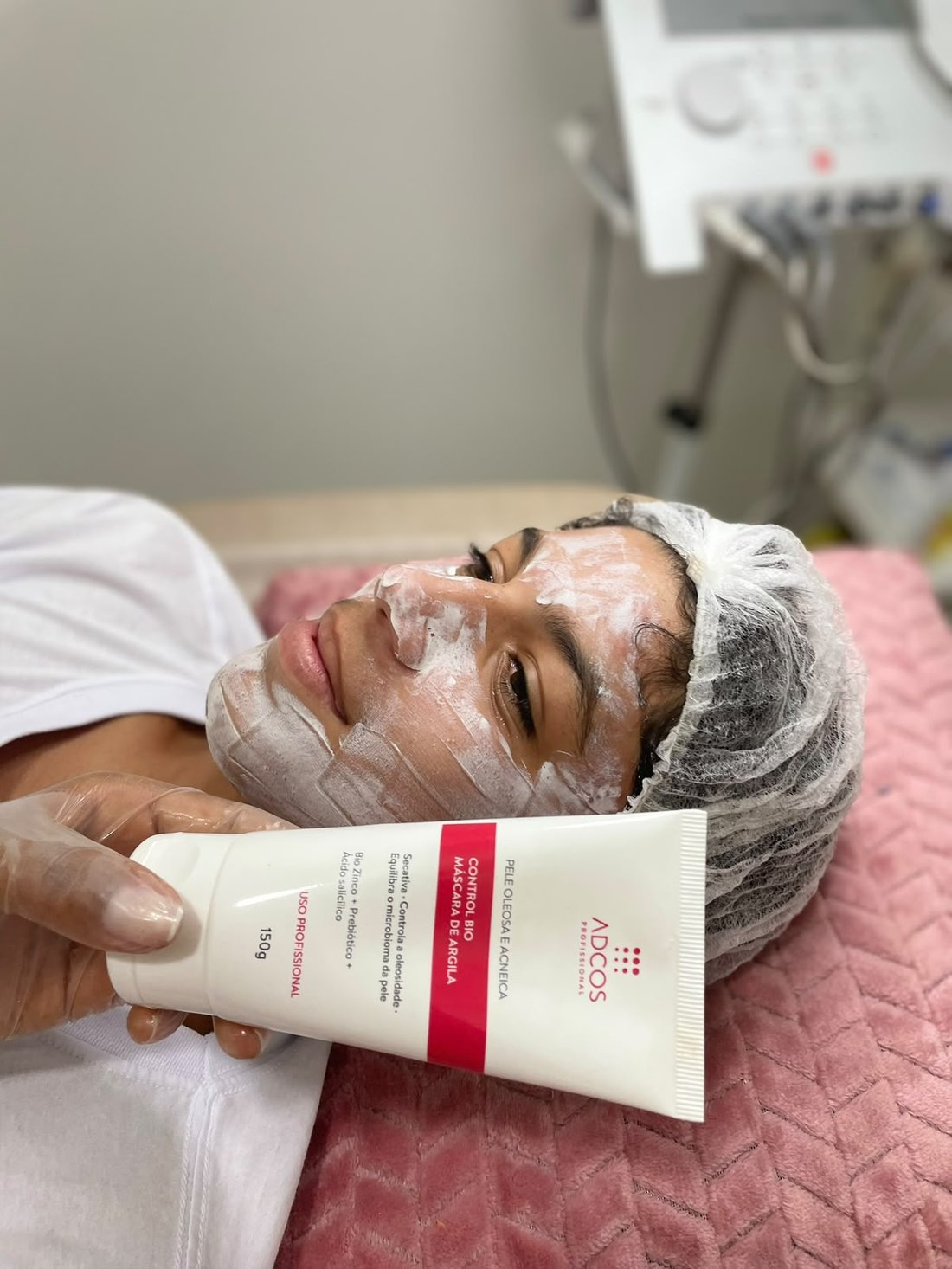 Limpeza facial profunda no ateliê