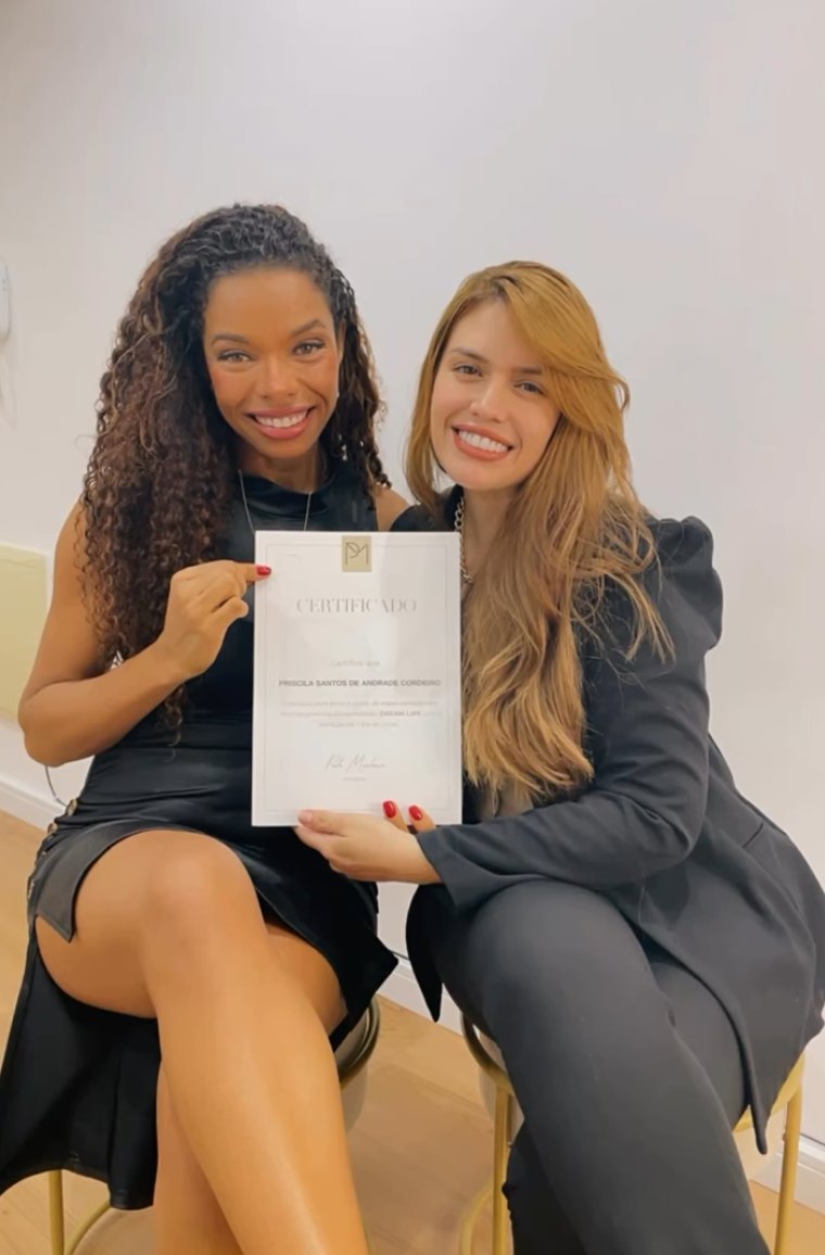 Priscila Andrade com a certificação da técnica para pele negra