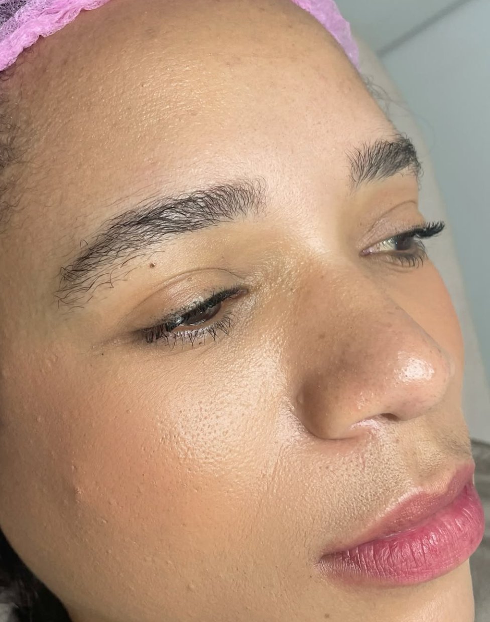 Close de sobrancelha, desenho e simetria